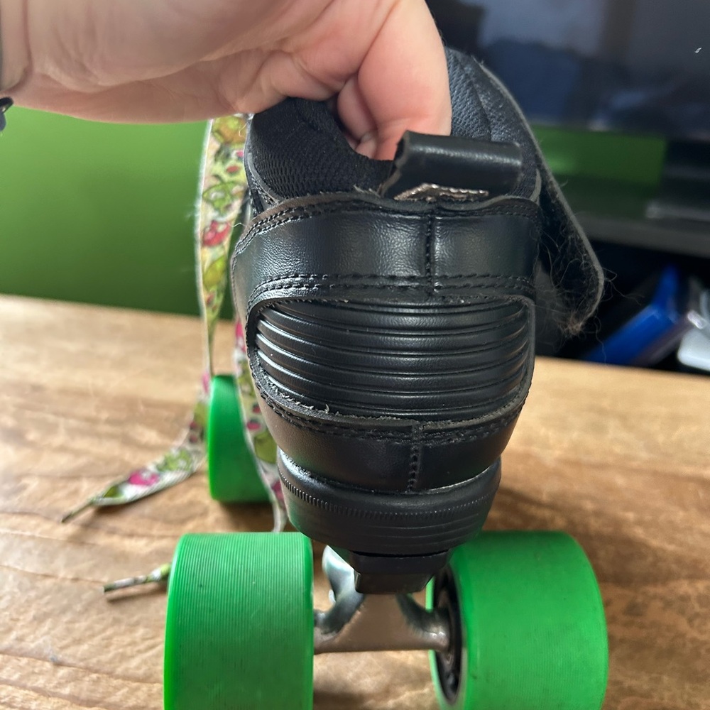 Stylish Black and Green Roller Skates - Picture 10 of 10